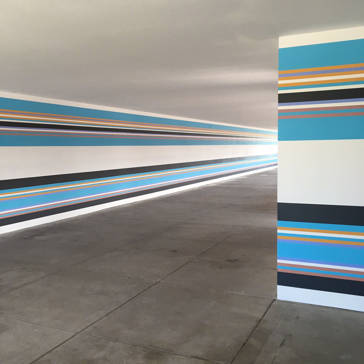 Installation optique colorée associée à Bridget Riley