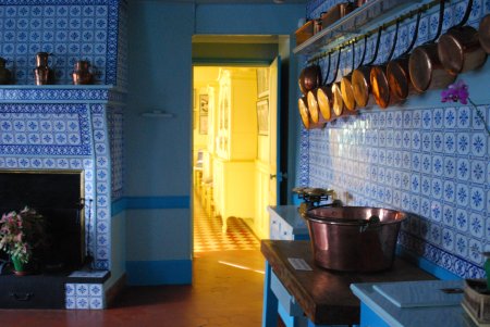 Cuisine bleue de Claude Monet ouvrant sur la salle à manger jaune de Giverny