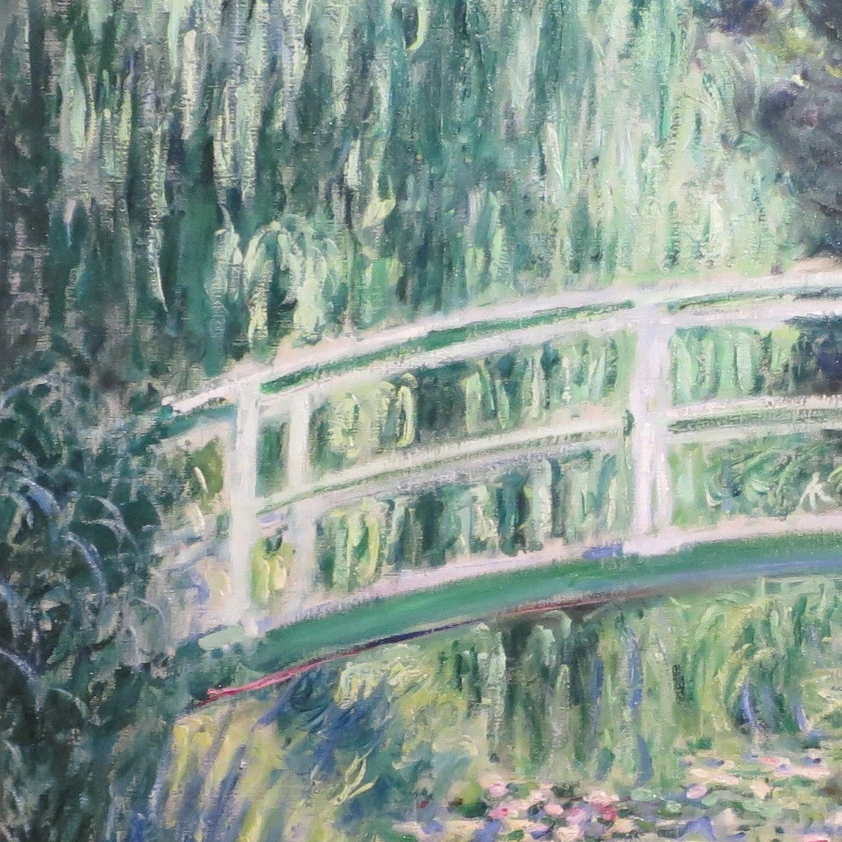 Détail de la passerelle et des saules dans Nymphéas blancs W1513 de Claude Monet